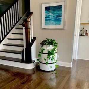 • 6 "Deep False Bottom• Natural Cedar Color• Overall Height: 30.5" • Made in USA